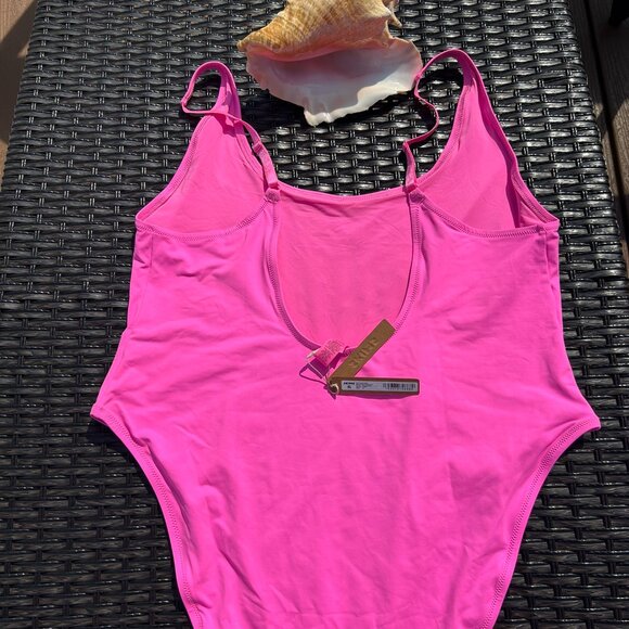 Ladies SKIMS Swim Scoop Neck One Piece Size 4 XL Taffy NWT - Picture 3 of 3